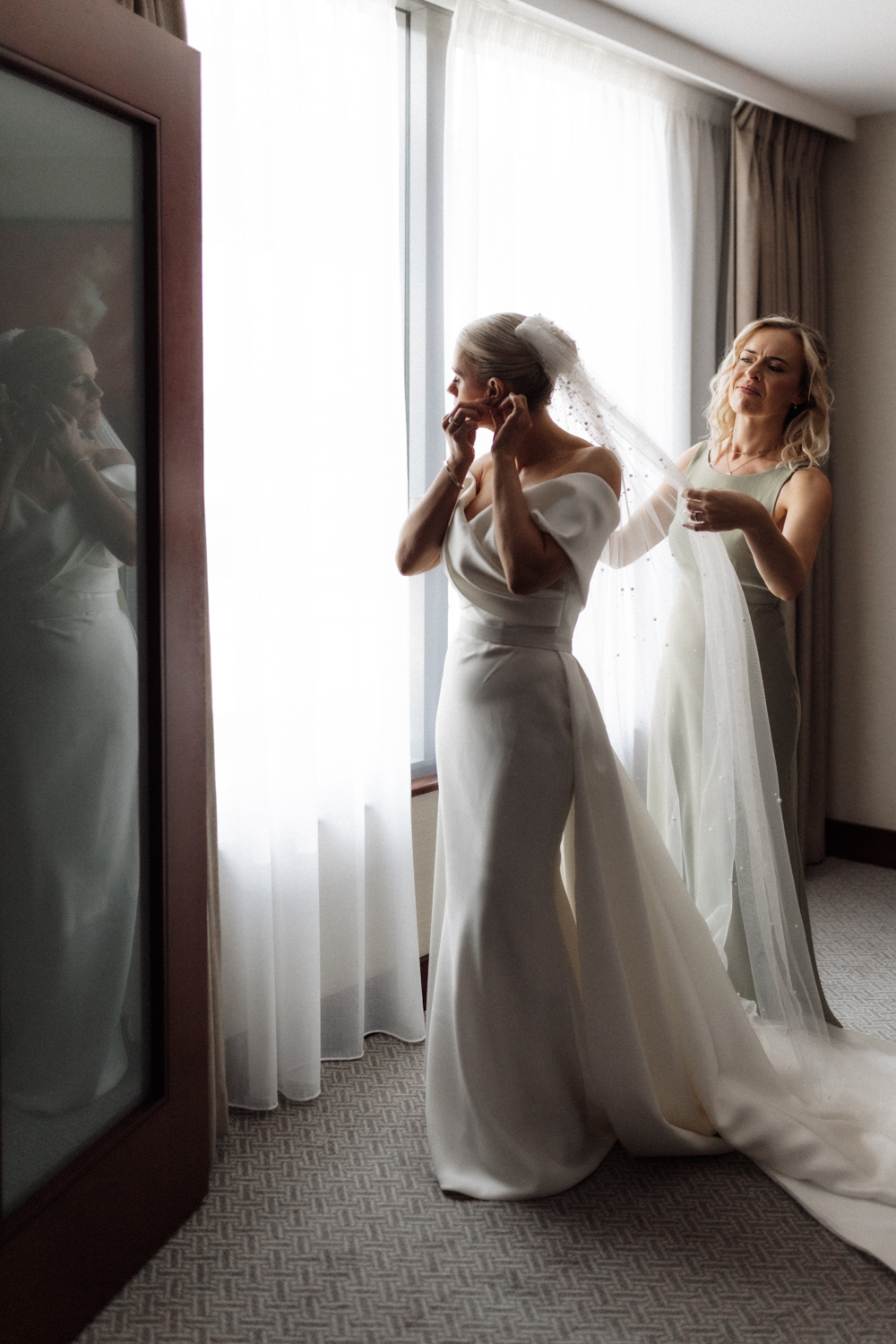 Unposed documentary of the bride getting ready for her St Pauls Cathedral wedding in London